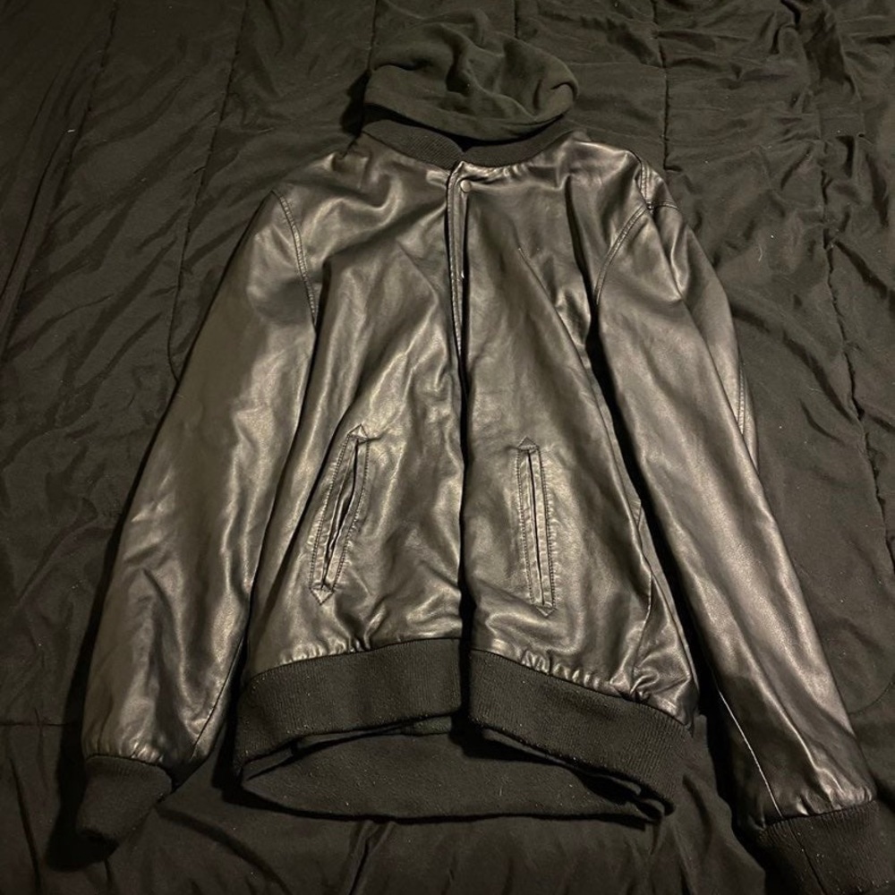 XL OBEY Button Up Jacket

Leather is peeling off really bad